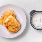 Burek mit Frischkäse und Sauerrahm
